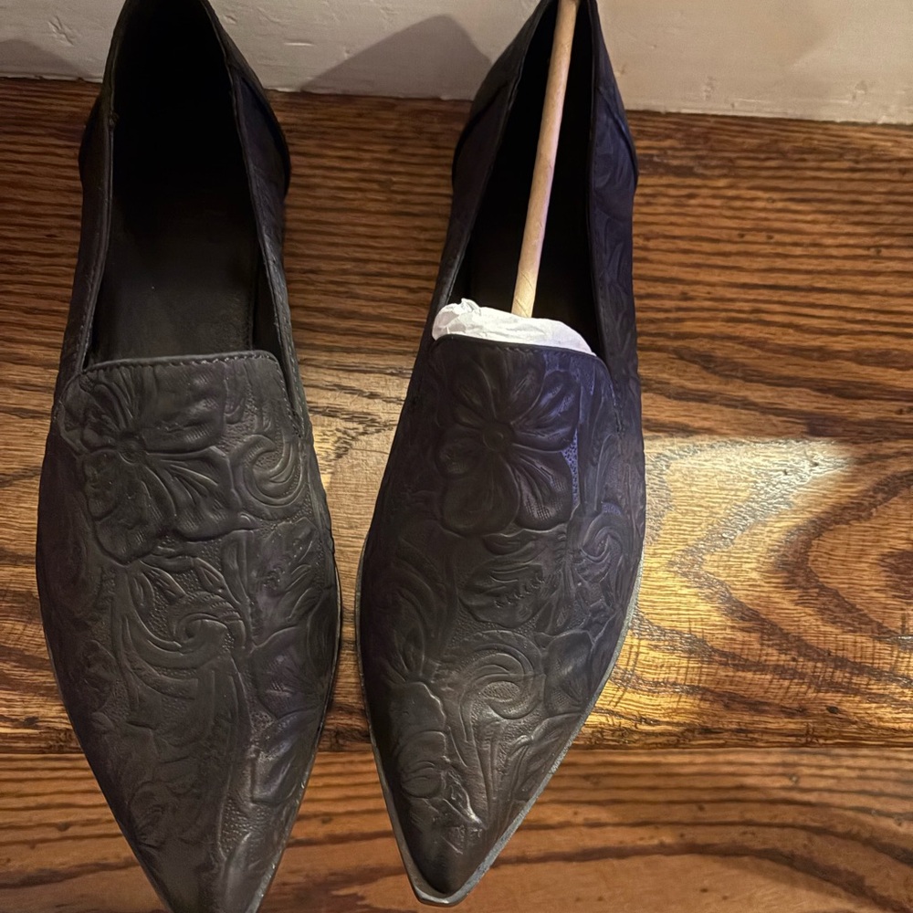 NEW Frye Black Floral Embossed Leather Pointed Toe Flats